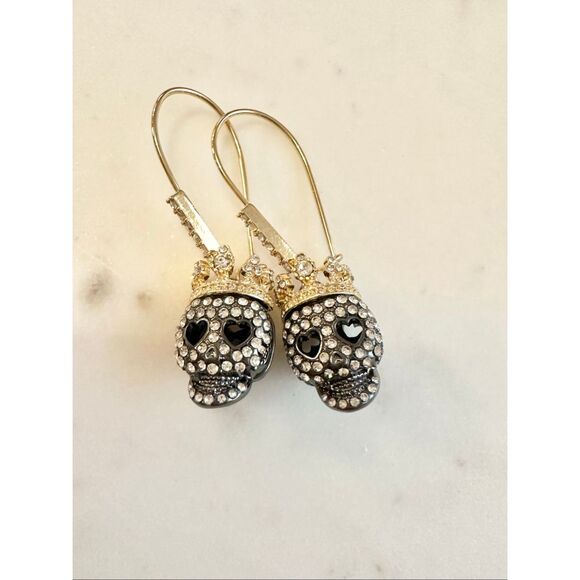 Gorgeous Halloween gold & gun metal color skull dangle earrings with crown - Picture 6 of 9